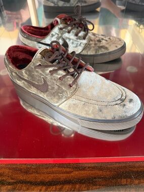 Nike Men’s SB zoom Janoski OG + medium olive dark team red size 9.5